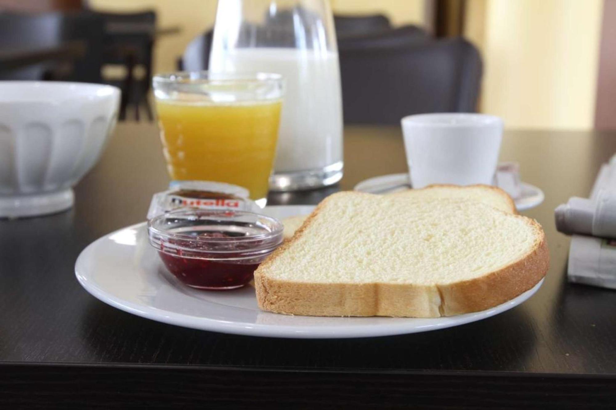 Brit Hotel Confort Villeneuve Sur Lot Bias  外观 照片