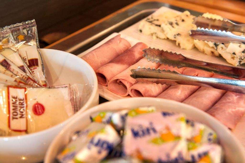 Brit Hotel Confort Villeneuve Sur Lot Bias  餐厅 照片